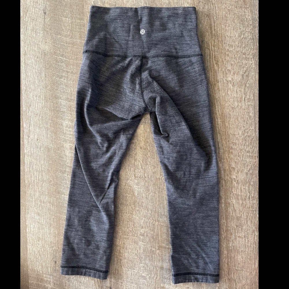 Womens Lululemon Cropped Leggings Size 4 Like new worn 2 times